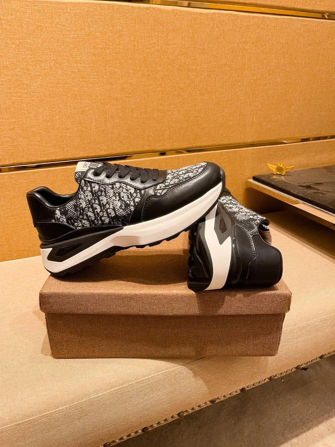 Men's shoes💰 460💰【Dior】🔥Men's high-end brand of shoes official website 1:1 latest masterpiece: the upper is made of Italian imported first-layer cowhide with a comfortable and breathable lining➕original non-slip and wear-resistant outsole🔥, making walking more convenient and comfortable! An exclusive new model, a stunning work, a beautiful 1:1 replica [color] compared to the official quality! Create a fashionable personality to set off your uniqueness! A must-have for trendy men! Classic🔥Size: 38-44 Color: 🔥 2⃣️ colors available🔥